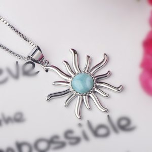 Collar con Colgante de Larimar Vibrante con Diseño de <span class=keywords><strong>Sol</strong></span> - Gema Azul Cielo y Marco de Plata con Halo de Circonitas |   Joyería de Verano, Regalos al por Mayor - Product Image 6