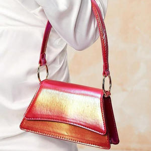 Bolso láser degradado con anillo de metal, moderno y vanguardista, material colorido y tamaño compacto - Product Image 2