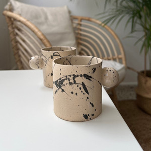 Venta al por mayor <span class=keywords><strong>de</strong></span> diseño <span class=keywords><strong>de</strong></span> mango <span class=keywords><strong>de</strong></span> bola redonda pintado a mano tinta <span class=keywords><strong>porcelana</strong></span> Latte taza antigua té café taza y platillo conjunto - Product Image 2