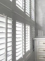 Armoire à panneaux en bois massif, style fenêtre, avec portes à persiennes horizontales mobiles et respirantes, coulissante sur rail supérieur, minimaliste