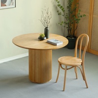 Table à manger ronde nervurée cannelée en bois massif de chêne naturel de luxe nordique