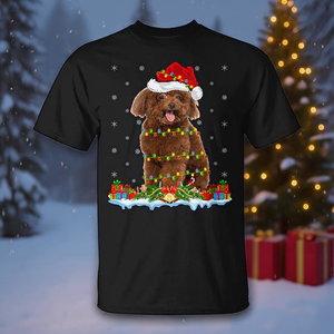 Camiseta navideña con diseño de caniche de juguete, gorro de Papá Noel, luces y regalos - Product Image 3