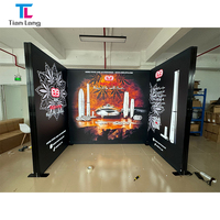 Ensemble de stand d'exposition modulaire portable bleu, vert et blanc avec murs d'affichage 3 faces et comptoir de réception pour animaux de compagnie