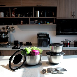 Le fond antidérapant et le couvercle transparent peuvent être utilisés avec les bols à mélanger en acier inoxydable de qualité supérieure. - Product Image 6