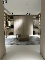 Nextop Armoire de chambre à coucher personnalisée Modern Luxe Polif Placard intégré Verre Cuir Porte d'armoire Design avec îlots de dressing