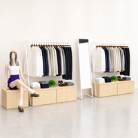 Présentoir à vêtements blanc en forme de A avec armoire de rangement en bois et miroir pleine longueur sur le bas, sur mesure