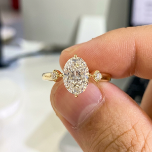 Bague de fiançailles et de mariage unisexe plaquée or 18 carats avec diamant de laboratoire taille ovale et sertissage griffe réglable, idéale pour les anniversaires et les fêtes - Product Image 1