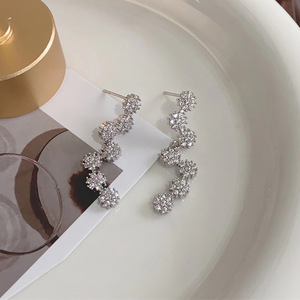 Orecchini Pendenti Lunghi con Motivi Floreali, Fiocchi di Neve e Foglie per Donne, Accessori per Orecchie Semplici e alla Moda per Uso Quotidiano - Product Image 5
