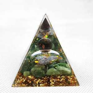 Pyramide en époxy cristal avec pierres vertes et feuille d'or, ornement de bureau Feng Shui pour la maison, le bureau et l'étude - Product Image 2