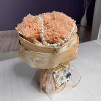 Hadiah Hari Ibu & Hari Valentine - Buket Mawar Awet Bergaya dengan Rangkaian Anyelir Klasik Kemasan Mewah