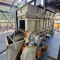 Alimentateur automatique pour boîtes de traitement de l'argile humide et de la schiste avec débit d'alimentation réglable