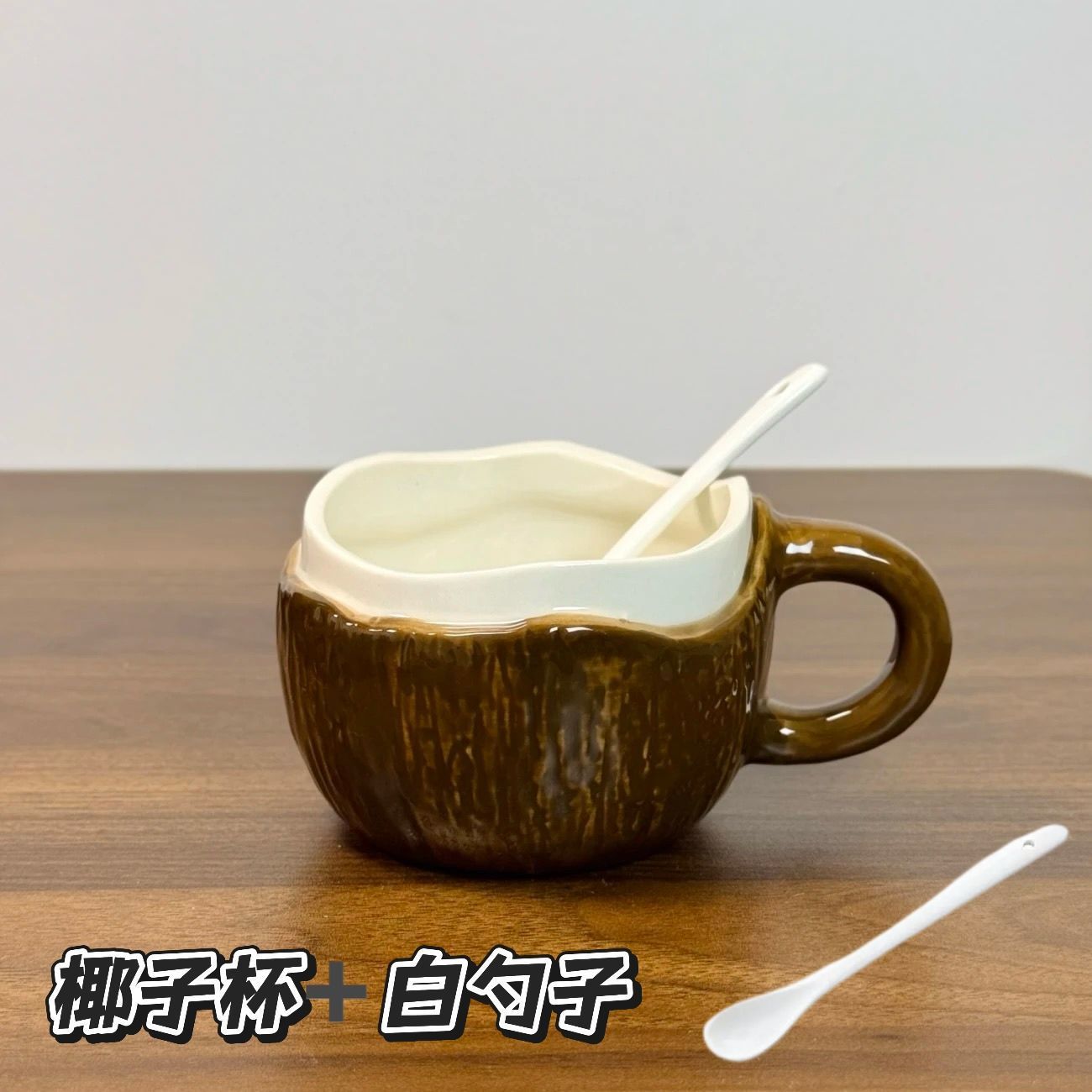 Tasse à café en noix de coco marron