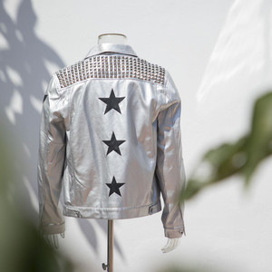 Blouson de <span class=keywords><strong>motard</strong></span> en similicuir argenté personnalisé à faible MOQ avec rivets métalliques et clous OEM – Blousons en cuir pour moto - Product Image 6