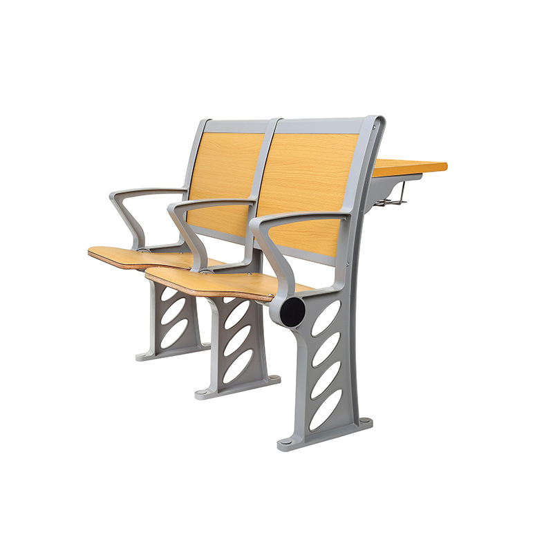 Asiento duro con patrón de vetas de madera y reposabrazos.