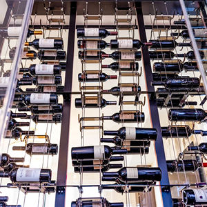 Étagère murale flottante ajustable à demi-accroches pour cave à vin moderne, écologique, avec système de câbles pour bouteilles et spiritueux - Product Image 3