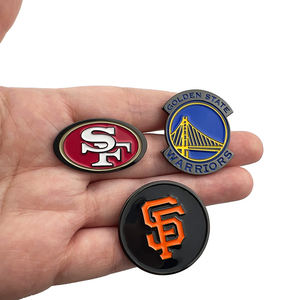 Venta directa de fábrica Anime lindo chapado en oro suave sombrero solapa Pin Metal duro coche insignia esmalte Pin regalo personalizado - Product Image 1