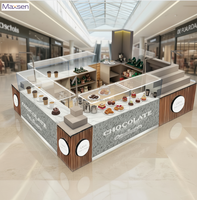 Comptoir de réception moderne et écologique personnalisé en blanc et bois avec vitrine à pâtisserie