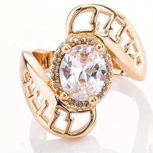 Anillo de Compromiso de Lujo Vintage con Circonita Cúbica en Forma de Corazón, Chapado en Oro de 18K, con Halo de Cristales Pavé para Mujer - Product Image 4