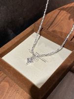 Collier étoile à quatre branches en argent brisé, un accessoire pendentif au design de luxe léger, de niche et haut de gamme, inspiré de l'art brut.