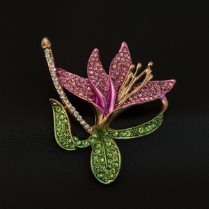 Broches de mode haut de gamme dorées pour femmes, broches en forme de carnations avec strass étincelants - Product Image 3