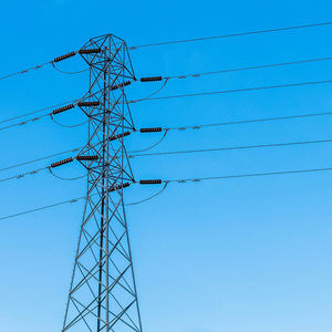 Torre de Línea Eléctrica de Alta Tensión con Brazos Transversales, Cable a Tierra, Soportes de Pico y Aisladores para Sistemas de Transmisión Aérea - Product Image 3