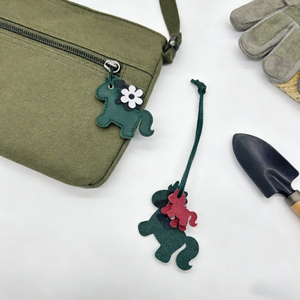 Breloque de sac en cuir PU en forme de cheval, mini sac à main multicolore, pendentif de sac à main mignon en forme d'animal - Product Image 1