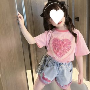 Modisches Teenager-Mädchen-Kleidungsset Kurzarm-T-Shirt mit Tüll und Herz-Pailletten + Zerrissene Jeans-Shorts Outfits für Kinder - Product Image 4