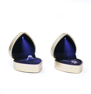 <span class=keywords><strong>Boîte</strong></span> cadeau de bijoux avec logo personnalisé <span class=keywords><strong>boîte</strong></span> de <span class=keywords><strong>mariage</strong></span> en forme de cœur <span class=keywords><strong>bague</strong></span> de la Saint-Valentin <span class=keywords><strong>boîte</strong></span> à bijoux pour proposition de <span class=keywords><strong>mariage</strong></span> - Product Image 5