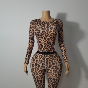 Set Tre Pezzi Loungewear da <span class=keywords><strong>Donna</strong></span> con Stampa Leopardata Personalizzabile: Giacca in Cotone <span class=keywords><strong>a</strong></span> <span class=keywords><strong>Costine</strong></span>, Top <span class=keywords><strong>a</strong></span> Tubino e <span class=keywords><strong>Pantaloni</strong></span> <span class=keywords><strong>a</strong></span> Zampa in Jersey per l'Autunno - Product Image 3