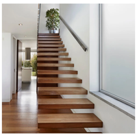 Escalier flottant sur mesure avec marches en chêne, main courante en laiton, balustrade en corde, style nautique