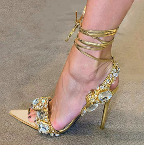 Sandalias de tacón súper alto doradas de verano con tiras cruzadas, pedrería y punta abierta, de una sola tira y estilo sexy - Product Image 2