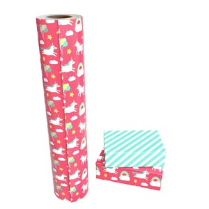 Rollo de Papel Decorativo Ecológico Reciclable con Diseño de Unicornio, Rojo con Estrellas y Nubes, Recubierto de PE por Ambos Lados, para Envolver Regalos - Product Image 5