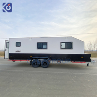 CAMPTRL Four Wheel Drive Expedition Camper Van avec toit relevable et pneus tout-terrain pour l'aventure