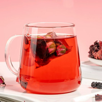 Thé aux dattes rouges, à la rose et au gingembre, un tonique traditionnel chinois à base de plantes, bénéfique pour la beauté et la revitalisation féminine