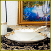 Assiette à dîner en céramique à bord doré de luxe, vente en gros, service de vaisselle en porcelaine osseuse, autres fournitures pour hôtels et restaurants