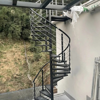 Escalier droit moderne en fer avec poutre centrale unique et garde-corps en verre trempé, système d'escalier flottant intérieur préfabriqué