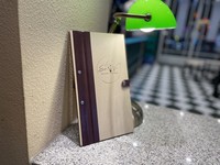 Porte-menu classique en bois pliable avec logo personnalisé en relief doré pour restaurants, cafés, bars avec bouton à visser