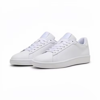 Les baskets blanches populaires sont confortables et légères.