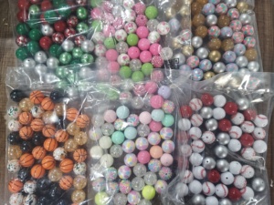 AM-<span class=keywords><strong>031</strong></span> 100 Stück Packung Rot Weiß Farbe Bunt Custom Chunky Large Mix Acryl Perlen für Kinder Mädchen Schmuck herstellung 20mm - Product Image 5
