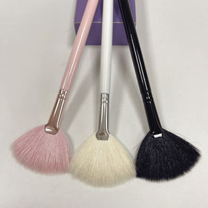 <span class=keywords><strong>Brochas</strong></span> <span class=keywords><strong>de</strong></span> abanico grandes y suaves <span class=keywords><strong>de</strong></span> cerdas <span class=keywords><strong>de</strong></span> cabra y nailon para <span class=keywords><strong>maquillaje</strong></span> facial, polvos sueltos, iluminadores y coloretes. - Product Image 3