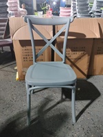 Chaise de mariage en plastique blanc à dossier croisé pour hôtel, extérieur, banquets, événements et fêtes