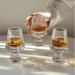 Verre à whisky rayé en cristal, style moderne et épuré, écologique, compatible lave-vaisselle et micro-ondes, pour la dégustation de whisky - Product Image 1