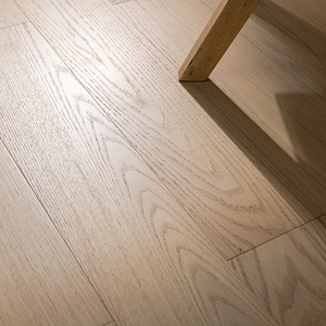 AVANTIMORA EN717-1 Suelo de Madera Dura Multicapa de Fresno Blanco de 15mm y 18mm con Sistema T&G, Grado Francés ABC, para Proyectos Arquitectónicos - Product Image 1