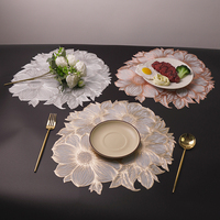 Nouveau Set de Table Rond en PVC Doré et Argenté en Forme de Fleur, Résistant à la Chaleur, Isolant Thermique pour Noël, Restaurant et Décoration Intérieure