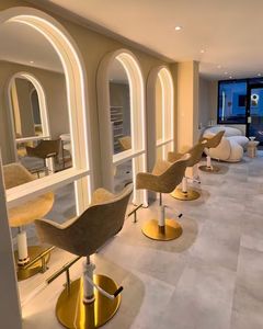 Estación de Espejo de Salón con Retroiluminación LED, Silla de Barbero Ajustable en Altura, Estación de Peluquería y Estilismo - Product Image 5