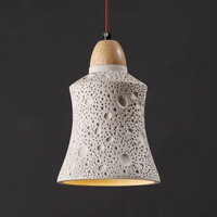 Lampe suspendue moderne pour café et décoration intérieure Béton perforé artistique avec accents en bois Petite lampe suspendue