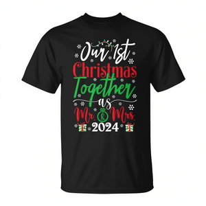 Notre premier Noël en tant que M. et Mme 2024, t-shirt pour couple, cadeau de vacances pour les jeunes mariés - Product Image 2