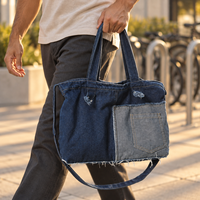 Sac fourre-tout en jean vintage en gros avec panneaux color block, bordure effilochée et fermeture éclair supérieure pour boutiques de mode indépendantes