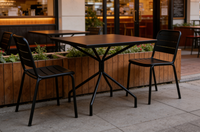 Table d'extérieur rectangulaire solide en aluminium de 31 pouces, résistante aux intempéries, avec design de pieds géométriques pour hôtel et complexe hôtelier