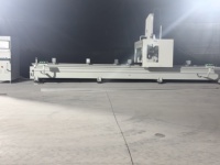 Centre d'usinage CNC 4 axes OUWO 7000 mm pour le perçage, le fraisage et le chanfreinage de profilés en aluminium robustes pour l'industrie des fenêtres et des portes